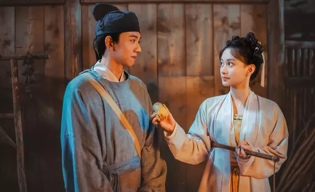 （右）侯岩松飾演的趙離是趙不尤的父親。