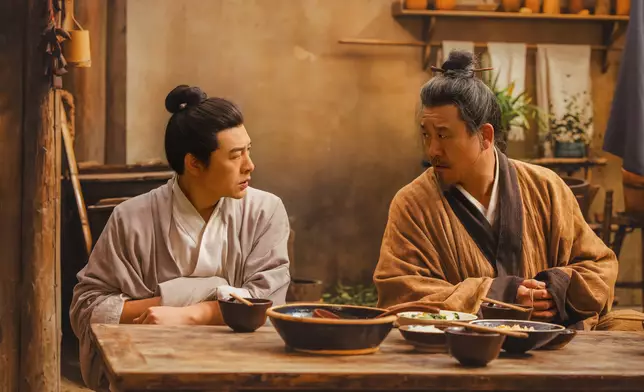 （右）侯岩松飾演的趙離是趙不尤的父親。