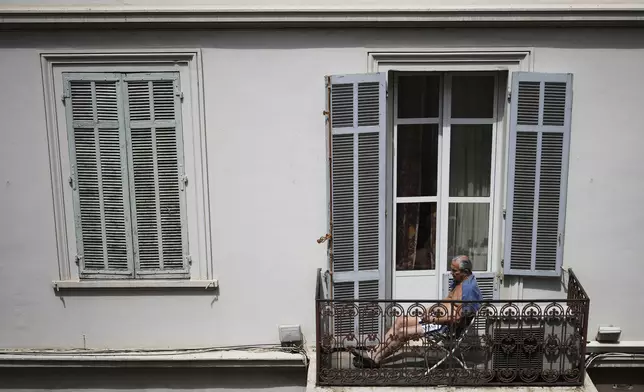 康城停電，有居民走出露台。AP圖片