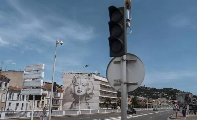 康城停電，交通燈失靈。AP圖片