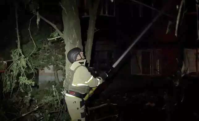 消防員開喉灌救。Volodymyr ZelenskyyX圖片