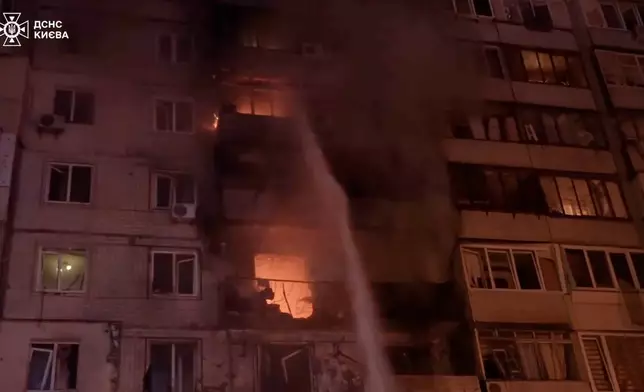 消防員開喉灌救。Volodymyr ZelenskyyX圖片