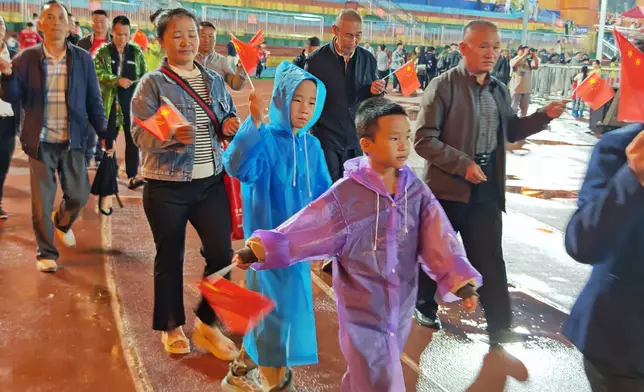 各村啦啦隊進場。巴士的報記者攝