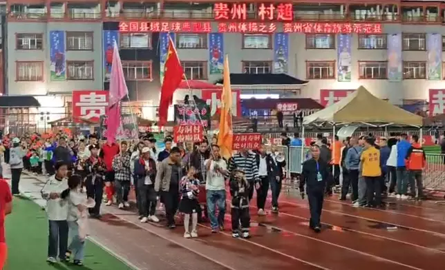 各村啦啦隊浩浩蕩蕩進場。巴士的報記者攝