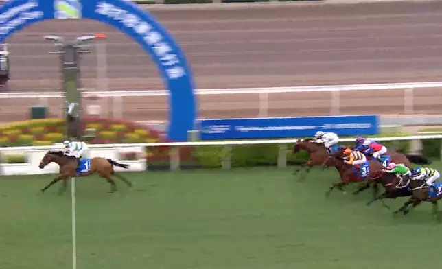 「遨遊氣泡」衝線一刻。香港賽馬會圖片