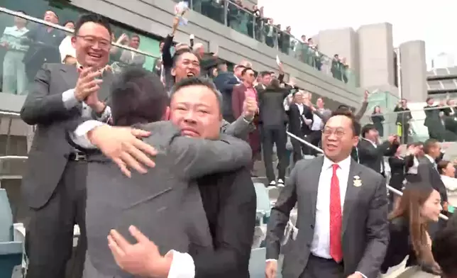 「遨遊氣泡」馬主之一的程俊華表現激動。香港賽馬會片段截圖