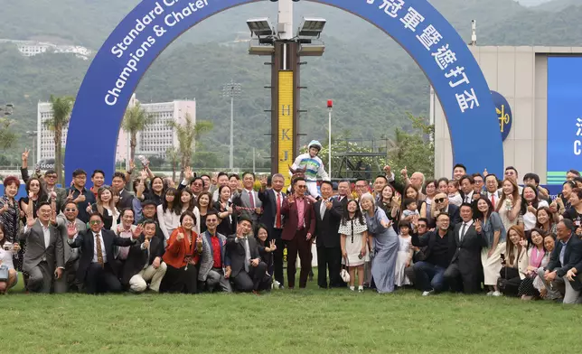 「遨遊氣泡」的馬主日月輝煌賽馬團體及馬房團隊賽後祝捷。香港賽馬會圖片