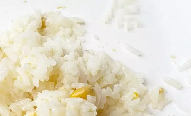 甚至有網民用米飯砌出粗口字樣，並表示「交流下，對廚師嘅無聲抗議。」網上圖片
