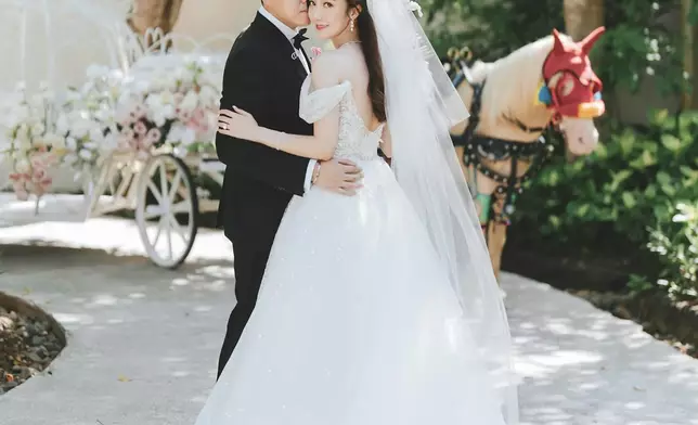 現年31歲的2017年香港小姐亞軍何依婷（Regina）與富貴男友Cedric在2023年於峇里島舉行婚禮。