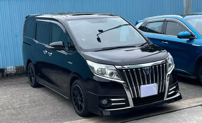 警方打擊白牌車，兩司機被捕車輛被拘留