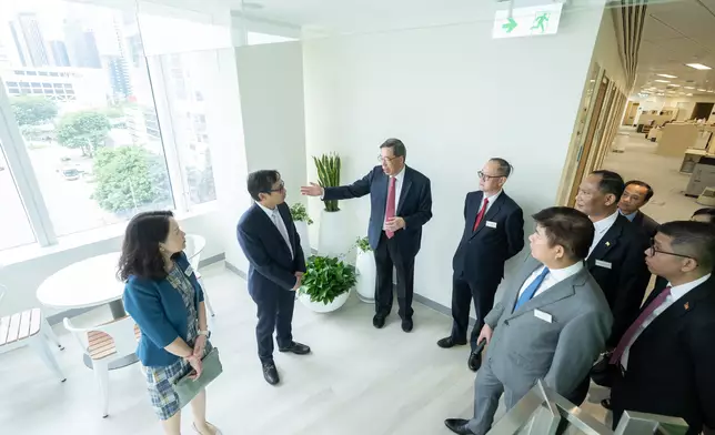 梁君彥與多位立法會議員接待東盟10國駐港領事。梁君彥FB圖片