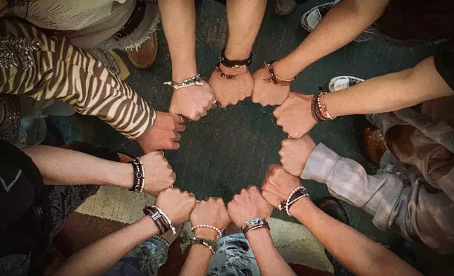 除了正在服役中的兩名成員，11名成員參與此次十周年紀念演出。SEVENTEEN官方X圖片