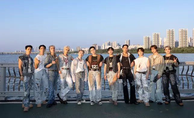 除了正在服役中的兩名成員，11名成員參與此次十周年紀念演出。SEVENTEEN官方X圖片