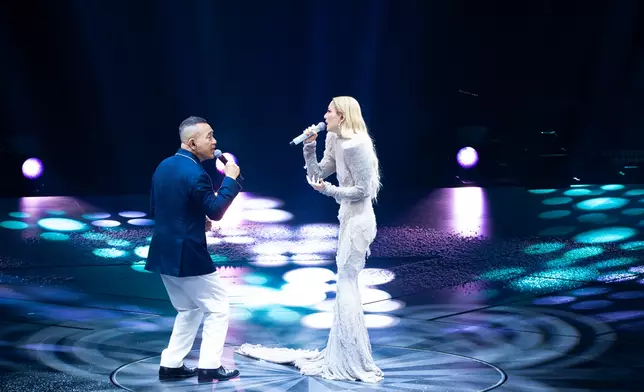 保怡在Sammi落台換衫期間，獨自演唱英文歌《Better Man》。