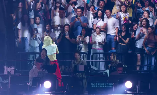 Sammi為最近積極抗癌的吳忻熹打氣！