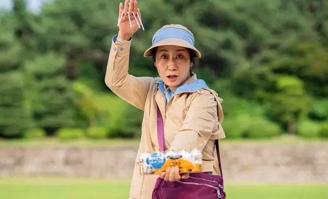 羅美蘭飾演勤懇師奶善女。