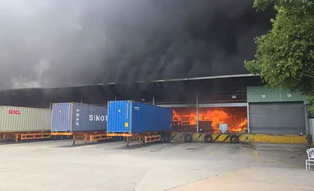 現場火光熊熊，濃煙直捲半空。FB圖片