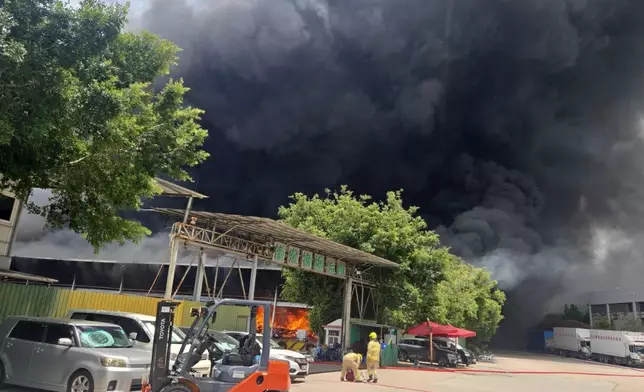 現場火光熊熊，濃煙直捲半空。FB圖片