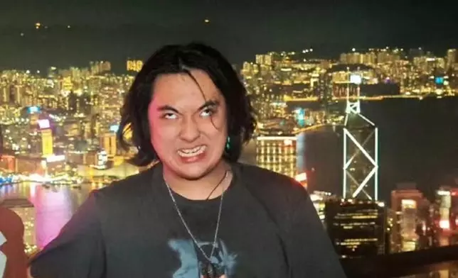 日前在微博以「擱淺的人」為題發文