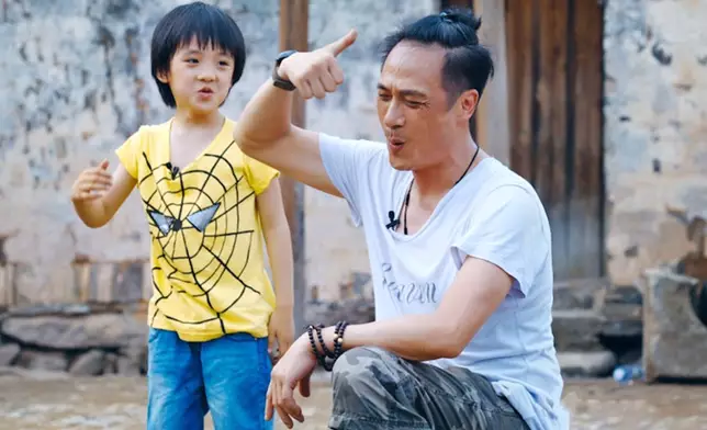 現年16歲的吳費曼（Feynman）自小因與影帝阿爸吳鎮宇參加內地真人秀《爸爸去哪兒2》爆紅