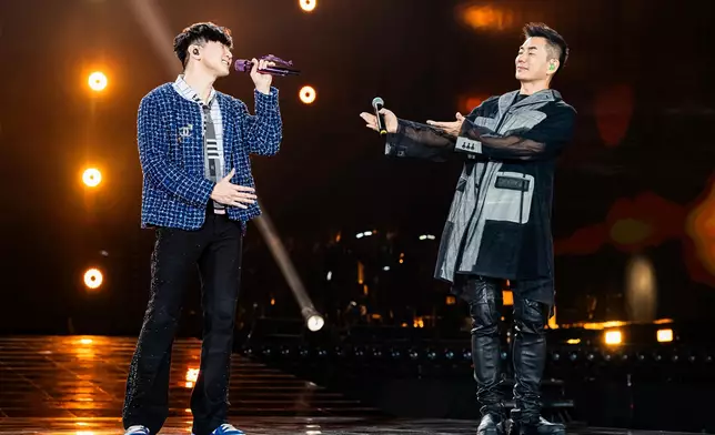 二人用力獻唱《江南》。