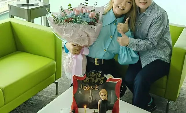 欣宜早前被發現在半島酒店與著名經理人陳淑芬兒子陳家豪及其團隊開會。