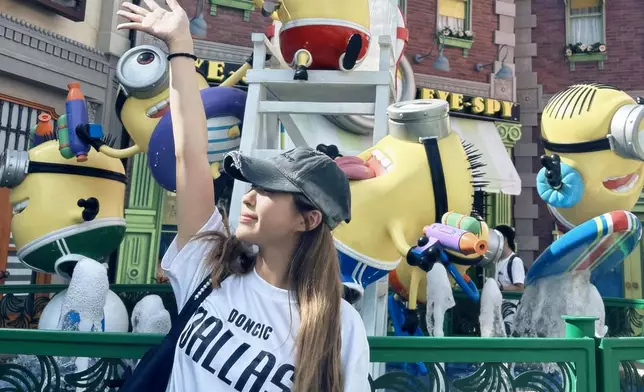 戴著黑色鴨舌帽