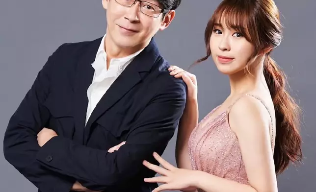 台灣天團五月天鼓手冠祐（劉浩明）與18歲大女兒「小玫瑰」