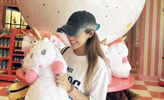 僅露出精緻側臉