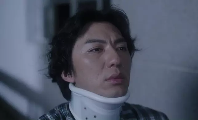 呢幕戲袁偉豪基本上只能單靠眼神交戲，但佢都做得好好。