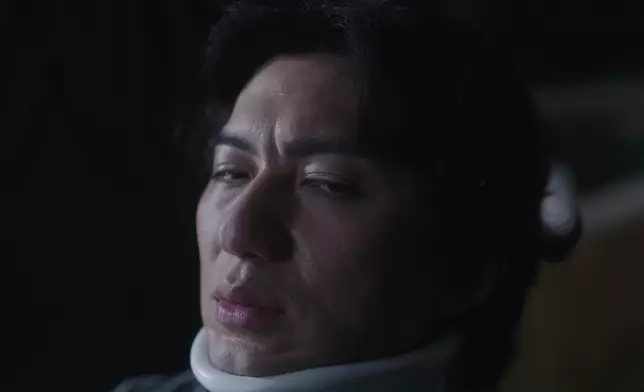 呢幕戲袁偉豪基本上只能單靠眼神交戲，但佢都做得好好。