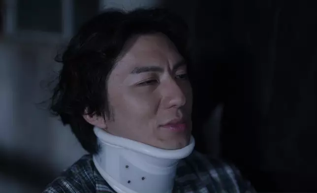 面對兩個殺手夾擊，袁偉豪先嚟一個悲劇感十足的冷笑式自嘲。