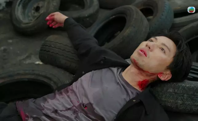 袁偉豪《刑偵12》中的死狀，與《反黑》中的受重傷狀態完美呼應。