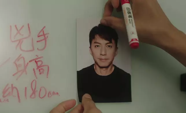 最初網民仲以為袁偉豪未必現真身添呀。