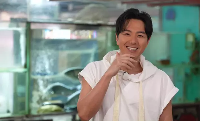 蕭正楠試做一日燒味師傅。