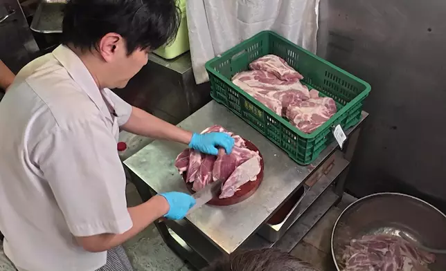 學整叉燒，發哥讚蕭正楠刀工十分穩定。