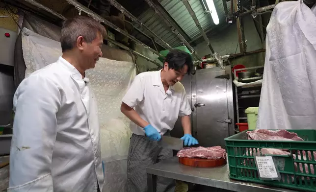 學整叉燒，發哥讚蕭正楠刀工十分穩定。