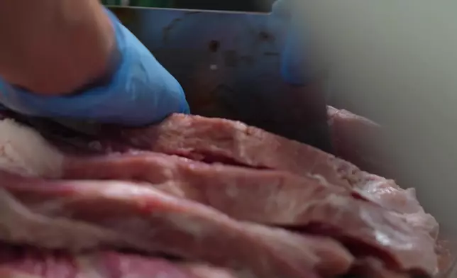 學整叉燒 發哥讚蕭正楠刀工十分穩定。