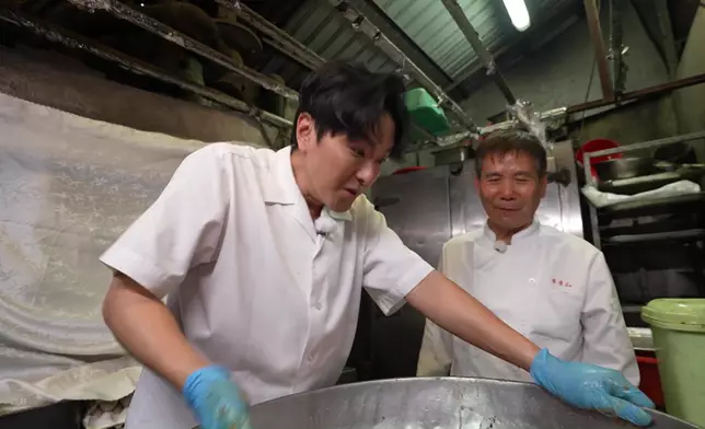 蕭正楠調料的過程記掛老婆黃翠如：我要記低晒啲比例先，如果唔係我返到屋企就做唔返呢隻叉燒出嚟。