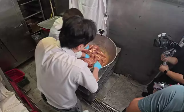 蕭正楠調料的過程記掛老婆黃翠如：我要記低晒啲比例先，如果唔係我返到屋企就做唔返呢隻叉燒出嚟。