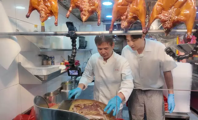 跟師傅發哥學斬燒味。