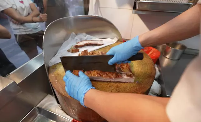 跟師傅發哥學斬燒味。