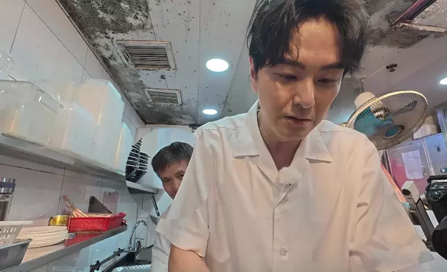 跟師傅發哥學斬燒味。