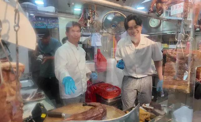 發哥示範一次之後就叫他試斬燒鵝。