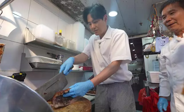 發哥示範一次之後就叫他試斬燒鵝。