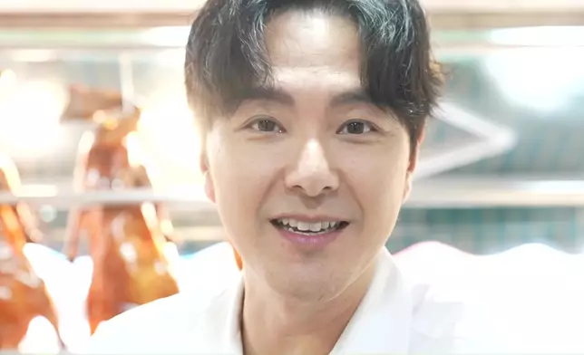 蕭正楠感動表示人生第一次斬燒鵝。