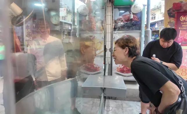 街坊都比蕭正楠氹得好開心。