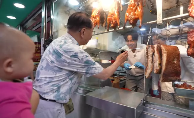 蕭正楠遇到媽媽的老朋友，搞笑地說：好彩你無追我阿媽姐，如果唔係你就係我阿爸嚟！