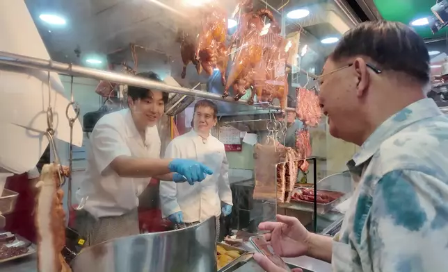 蕭正楠遇到媽媽的老朋友，搞笑地說：好彩你無追我阿媽姐，如果唔係你就係我阿爸嚟！