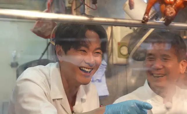 蕭正楠遇到媽媽的老朋友，搞笑地說：好彩你無追我阿媽姐，如果唔係你就係我阿爸嚟！